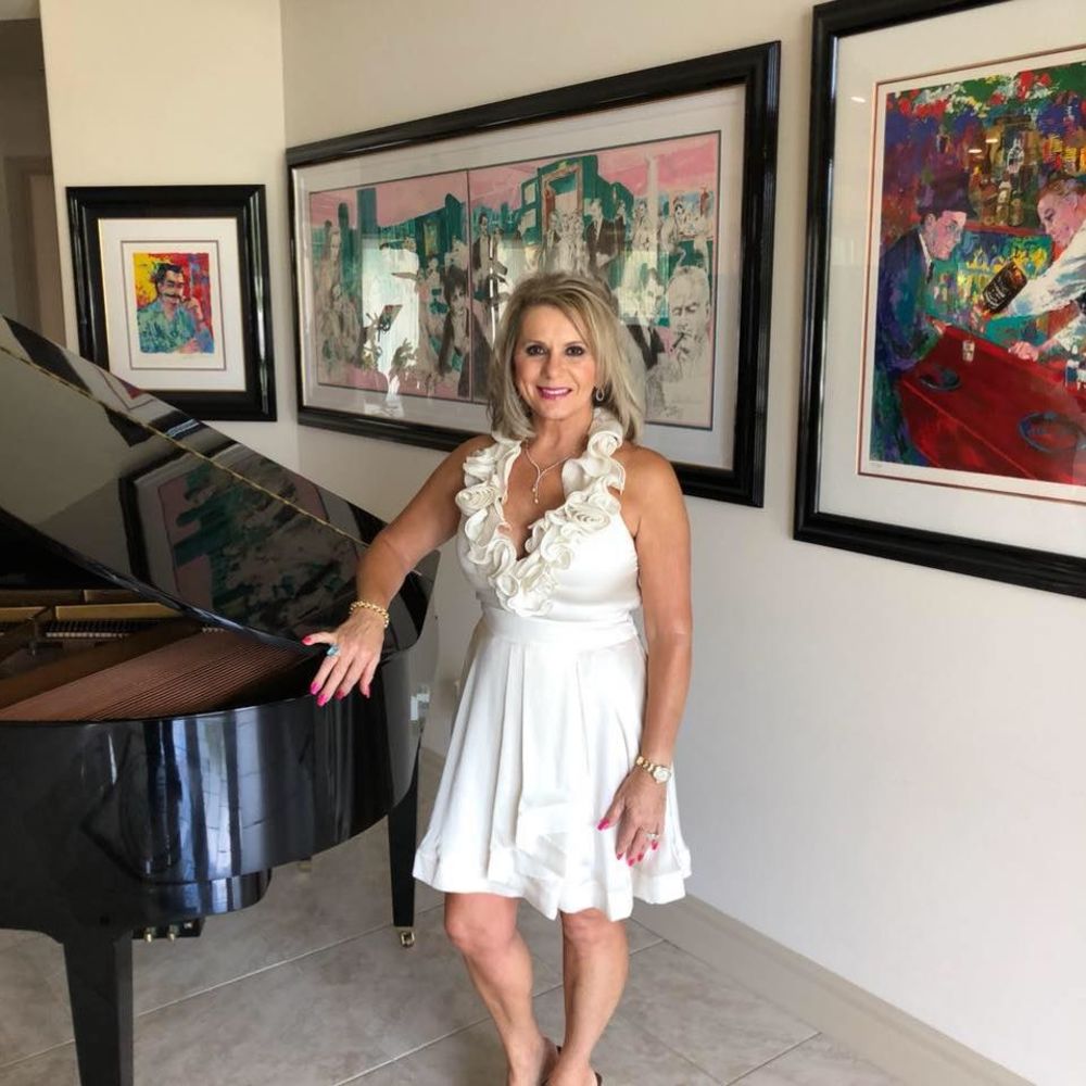 Meet your Posher, Lura